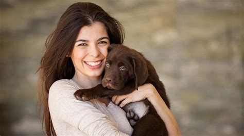 mujer folla con perro|Mujer feliz jugando con su perro: video de stock ...